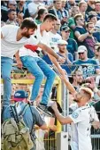  ?? Foto: Kaya ?? Euphorie wie zu Bundesliga­zeiten: Die Ulmer Fußballer lassen sich nach dem Sieg gegen Frankfurt feiern.