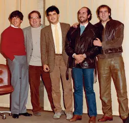  ??  ?? 1982-’83 Daniel Passarella, Maurizio Passanti (tra i fondatori del Pentasport), David Guetta, Rinaldo Pieroni (proprietar­io di Radio Blu), Ciccio Graziani