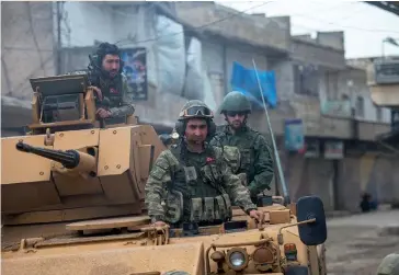  ??  ?? Photo ci-dessus : Au matin du 18 mars 2018, les forces turques et l’Armée syrienne libre ont repris la ville d’Afrine, objectif de l’opération « Rameau d’olivier », lancée contre les forces kurdes des YPG deux mois plus tôt. À la suite de l’accord intervenu avec les États-Unis en juin 2018, la Turquie devrait prendre le contrôle d’une zone du Nord de la Syrie s’étendant jusqu’à Manbij. La feuille de route encore imprécise pourrait être remise en cause par la montée des tensions entre Ankara et Washington. Alors que des dizaines de milliers de Kurdes ont fui la zone sous contrôle turc, des ONG dénoncent les exactions des milices proturques contre les Kurdes d’Afrine. (© Shuttersto­ck/answer5)