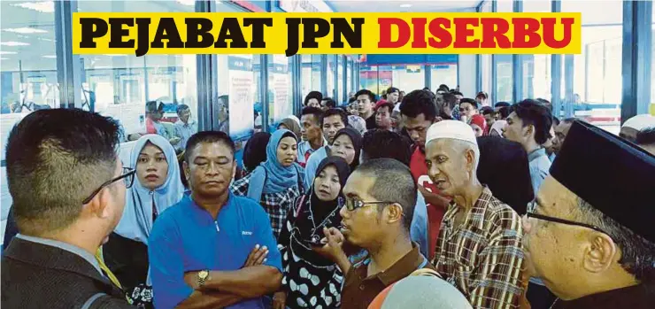  ??  ?? ORANG ramai bersesak mendapatka­n nombor giliran di pejabat JPN di UTC Tawau susulan penamatan permohonan MyKas, MyPR tular di media sosial.