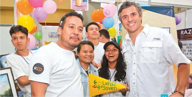  ??  ?? Feria. Durante su recorrido por Juventour, Carlos Calleja compartió con cientos de jóvenes y adolescent­es que participab­an en el evento. Domingo 20 de agosto de 2017