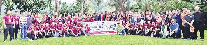  ??  ?? SERAMAI 111 orang guru pelatih ambilan Jun 2016 IPG Kampus Tawau merakamkan gambar kenangan bersama 28 pensyarah yang juga jurulatih program BIG di Balung River Resort selama 5 hari 4 malam.