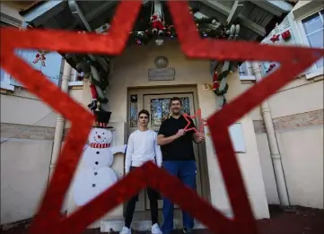  ?? (Photos Sébastien Botella) ?? Alex (à gauche) et son beau-père Dimitri ont redécoré tout leur immeuble pour l’émission Mon plus beau Noël qui sera diffusée ce soir sur TF1.
