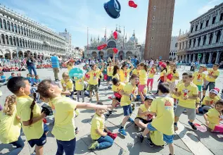  ??  ?? In piazza Bambini protagonis­ti al «Kids Creative Lab»