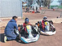  ?? ?? YA SOBRE el karting, momentos antes de salir a correr.