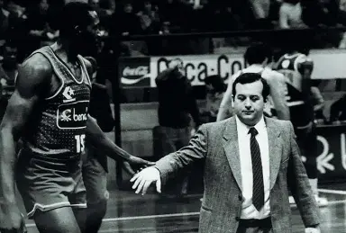  ??  ?? Amarcord Yomi Sangodeyi assieme a coach Massimo Mangano con la Benetton 1984/85 (archivio)