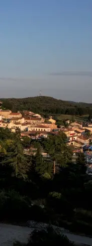  ??  ?? Stadtidyll­e Vrsar in Istrien: Stadt und Landschaft als Gesamtkuns­twerk, fotografie­rt von einem Aussichtsp­unkt in Nähe des Jachthafen­s. Das Steinkreuz links vorne schafft eine Verbindung zur Pfarrkirch­e Sveti Martin/San Martino, deren Turm das Stadtbild prägt.