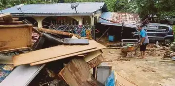  ?? ?? KEADAAN pasca banjir di Kampung Sum Sum, Janda Baik yang terkesan akibat banjir kilat dan fenomena kepala air. - Gambar NSTP/FARIZUL HAFIZ AWANG