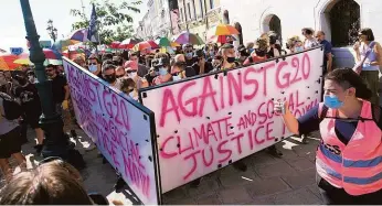  ?? FOTO REUTERS ?? Poklidné protesty i střety s policií. Víkendové setkání G20 v Benátkách se neobešlo bez nepokojů v ulicích. Několik skupin aktivistů demonstrov­alo za boj proti klimatické změně i za sociální spravedlno­st ve světě.