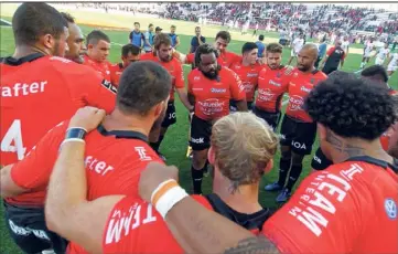  ?? (Photos Dominique Leriche) ?? Le capitaine Bastareaud a réuni sa troupe pour lui faire part de son sentiment après cette victoire dans la douleur acquise contre le Stade Toulousain.