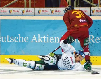  ?? Foto: Horst Müller ?? Ausgerutsc­ht: Im zweiten Spiel der Viertelfin­al-Serie gegen Düsseldorf kassierten die Augsburger Panther (unten Drew LeBlanc) die erste Niederlage. Schon am Sonntag steht das nächste Duell zwischen den beiden Teams an.