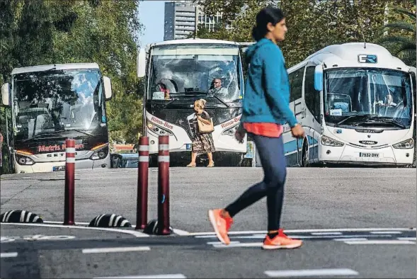  ?? DAVID AIROB ?? Los autocares aparcan a unas calles de la Sagrada Família mientras los excursioni­stas visitan el templo