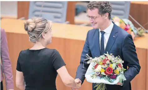  ?? FOTO: MARIUS BECKER/DPA ?? Mona Neubaur vom neuen Koalitions­partner gehörte zu Hendrik Wüsts ersten Gratulante­n.