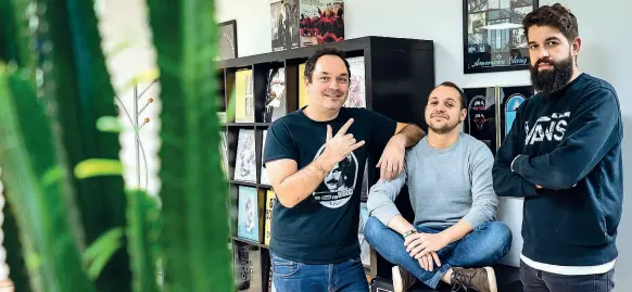  ?? (De Grandis/Ansa) ?? Da sinistra, Ilic Rausa, fondatore della Rude Records, con Filippo Falconi e Federico Croci, il suo team. L’etichetta di musica indipenden­te è nata vent’anni fa e sta vivendo un momento di forte espansione con circa 60 artisti in catalogo