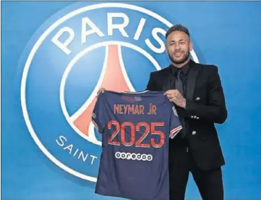  ??  ?? Neymar posa en la foto oficial con la que se ilustró su renovación por el PSG.