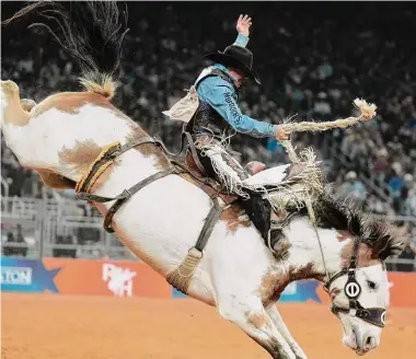  ?? Yi-Chin Lee/Staff photograph­er ?? Sage Newman scores 90.0 in saddle bronc riding during the RodeoHoust­on Championsh­ip Shootout Sunday at NRG Stadium. Newman took the championsh­ip and the $50,000 in winnings for a second straight year.