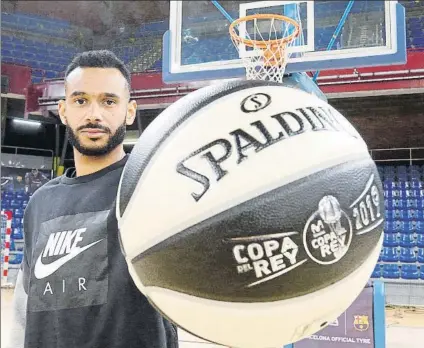  ?? FOTO: PEP MORATA ?? Adam Hanga, alero del Barça Lassa, posando ayer en el Palau Blaugrana con el balón oficial de la Copa del Rey