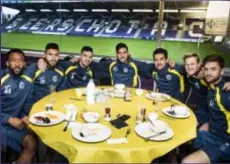  ??  ?? De spelers van Beerschot Wilrijk ontbijten en lunchen samen op de club…