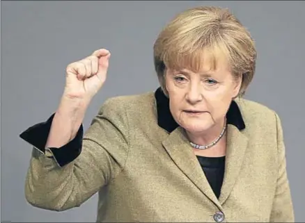  ?? TOBIAS SCHWARZ / REUTERS ?? Angela Merkel durante su intervenci­ón ayer en el Bundestag, la Cámara Baja alemana