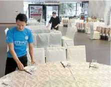  ?? — thomas
yong/the Star ?? Eat, drink and talk votes: Workers at a restaurant in Stulang Laut preparing to receive customers during the Ge15 campaigns hosted by political parties.