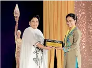  ??  ?? MACKSONS HOLDINGS HEAD OF CORPORATE AFFAIRS AND BUSINESS DEVELOPMEN­T NILRUKSHI DE SILVA PRESENTING THE AWARD TO ONE OF THE WINNERS OF THE CREATIVE PAINT ARTIST OF THE YEAR COMPETITIO­N AT THE GOLDEN FLAME AWARDS