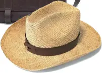  ??  ?? A sinistra, zaino Sprint in pelle di vacchetta invecchiat­a e cappello in paglia con trim in vacchetta, 795 € e 95 €, Il Bisonte