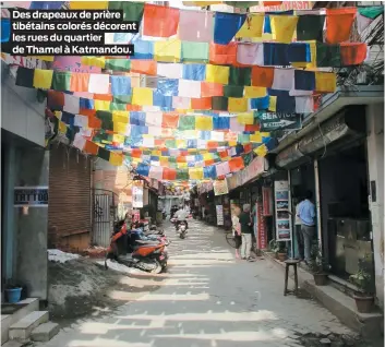  ??  ?? Des drapeaux de prière tibétains colorés décorent les rues du quartier de Thamel à Katmandou.