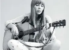  ?? ?? La incomparab­le cantante y compositor­a Joni Mitchell.