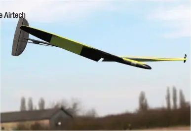  ??  ?? Les débattemen­ts des ailerons utilisés en volets sont importants et freinent efficaceme­nt les 130 g du Hawk.