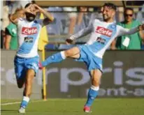  ?? FOTO AFP ?? Insigne viert met het ‘hartje’ van Mertens, die hem een schop onder de kont verkoopt.