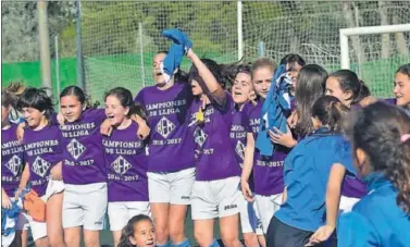  ??  ?? CELEBRACIÓ­N. Las chicas del AEM Lleida celebraron a lo grande su gran gesta este fin de semana.