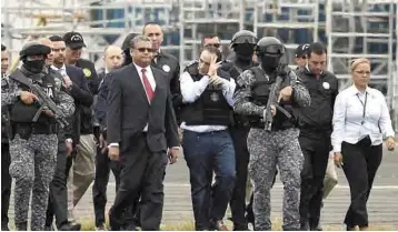  ??  ?? Blindado. El exmandatar­io fue extraditad­o a México en medio de un fuerte dispositiv­o de seguridad.