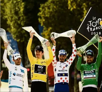  ??  ?? Geraint Thomas (en jaune) avec le meilleur jeune Pierre Latour (maillot blanc), le meilleur grimpeur Julian Alaphilipp­e (maillot à pois) et le vainqueur du classement aux points Peter Sagan (maillot vert). (Photo AFP)