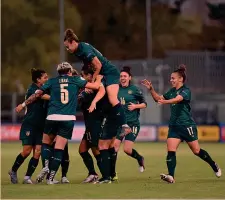  ?? ROSELLI ?? Spirito di squadra L’esultanza delle azzurre, ieri in verde