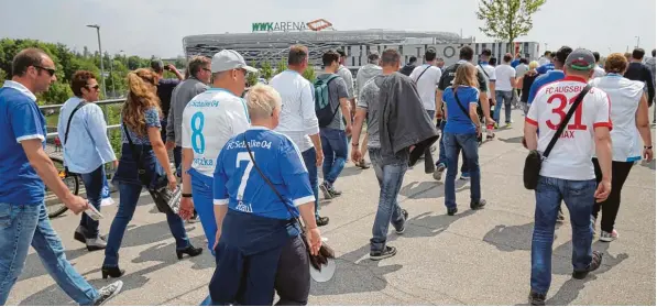  ?? Fotos: Michael Hochgemuth ?? Auf geht’s ins Stadion: Das letzte Saisonheim­spiel des FCA gegen Schalke 04 am Samstag war ausverkauf­t. 30660 Zuschauer verfolgten die Partie.