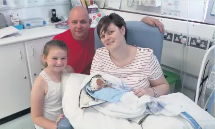  ??  ?? Rebecca, Jeff and Isabel Walker, with tiny Oliver, who was born after 26 weeks and sadly died 25 days later