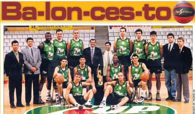  ??  ?? HACE 25 AÑOS... Los jugadores de la Penya, junto a Zeljko Obradovic y su cuerpo técnico, posan junto a la Copa de Europa lograda en Tel Aviv en 1994.