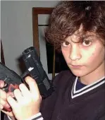  ??  ?? DE JUEGO A REALIDAD. De niño, Dante se fotografia­ba con armas. En el robo que se le imputa también habría usado armas de juguete.