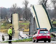  ?? Foto: M. Šula, MAFRA ?? Po nehodě Hroutící se lávka propadla do Vltavy, ale její konce se pádem zvedly a chodci, kteří na ní byli, sklouzli na břeh.