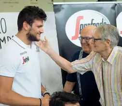  ?? Stella ?? Alessandro Gentile durante la sua presentazi­one e i saluti di Achille Canna e del presidente Alberto Bucci