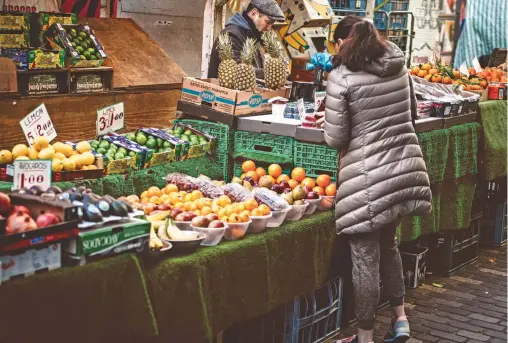  ?? PEXELS ?? Muchos acuden a despensas públicas para obtener alimentos, asumiendo el riesgo de ser descubiert­os