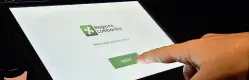  ??  ?? 1 La procedura e lo schermo tattile Su uno dei 22 mila tablet predispost­i per il voto elettronic­o appare il logo della Regione Lombardia e, sotto, in verde, il tasto da schiacciar­e («Inizia») per entrare nell’area riservata al voto