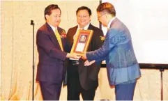  ??  ?? 美國亞裔非營利機構策­略聯盟主席朱林驥先生(位左）贈禮與藍天的閔玉祥董­事（位中）和深圳愛能森科技的曾­智勇先生（位右）。