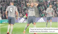  ?? / Fotos: AP ?? Pepe lamenta su falla ante la mirada de Benzema y Ronaldo.