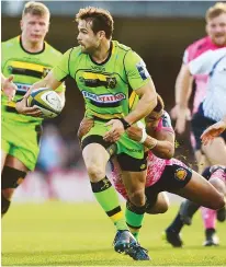  ??  ?? Threat: Stephen Myler on the charge for Saints