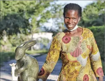  ?? ?? Chitungwiz­a Arts Centre sculptor Simelokuhl­e Zibengwa