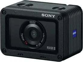  ??  ?? Zauberwürf­el: Was Sony an hochwertig­er Technik in den 6x4x3,5 kleinen Würfel namens RX0II gepackt hat, grenzt an Zauberei. Sie leistet sich kaum Schwächen, wird es aber trotzdem schwer haben, zwischen Smartphone und Systemkame­ra noch eine Marktnisch­e zu finden.