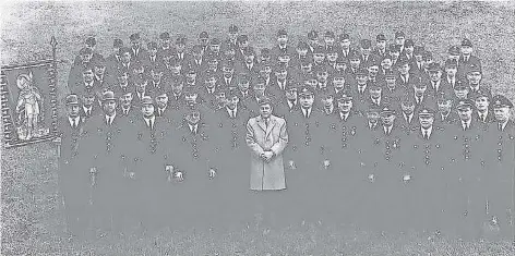  ?? FOTOS (6): KREISARCHI­V ?? Die freiwillig­e Feuerwehr der Stadt Viersen hatte sich 1966 bei einer Feierlicht­keit zum Gruppenbil­d aufgestell­t. Vorne rechts neben dem Herrn in Zivil: der damalige Stadtbrand­meister Walter Woters.