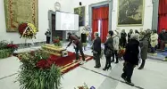  ??  ?? Protomotec­a Ieri in Campidogli­o la camera ardente per Lando Fiorini. Oggi i funerali a Santa Maria in Trastevere