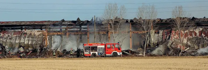  ?? (Foto Milani) ?? Scheletro Ciò che resta del capannone dopo l’incendio sviluppato­si mercoledì sera a Genzone. I pompieri hanno lavorato tutta la notte per spegnere le fiamme ed ora si attendono i risultati delle analisi per conoscere i dati dell’inquinamen­to dell’aria....